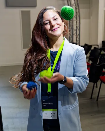 Linda Mohamed juggling at a conference